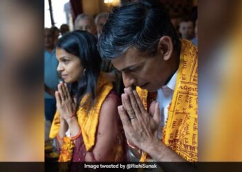Britains PM Candidate Rishi Sunak Went To Worship On The Occasion Of Janmashtami With Wife Akshata