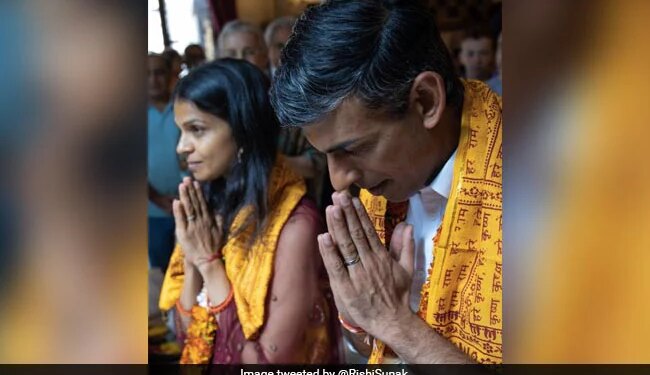 Britains PM Candidate Rishi Sunak Went To Worship On The Occasion Of Janmashtami With Wife Akshata