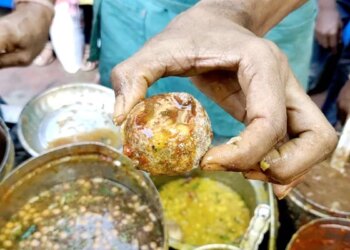 बेटी के पहले जन्मदिन पर पानी पूरी विक्रेता ने एक लाख एक हजार पानी पूरी मुफ्त खिलाईं