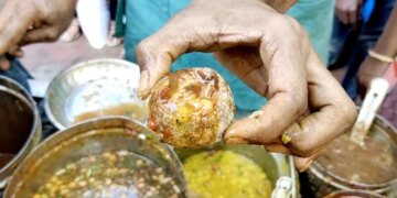 बेटी के पहले जन्मदिन पर पानी पूरी विक्रेता ने एक लाख एक हजार पानी पूरी मुफ्त खिलाईं