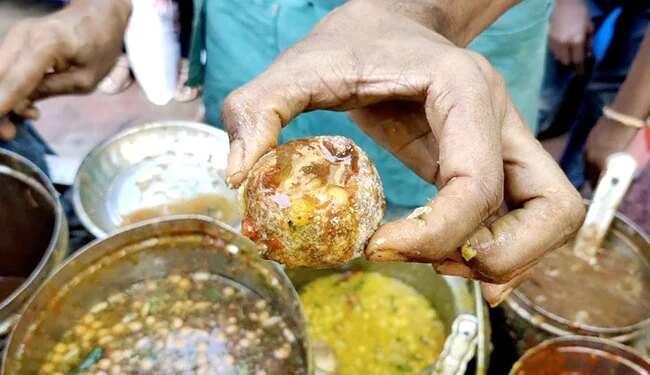 बेटी के पहले जन्मदिन पर पानी पूरी विक्रेता ने एक लाख एक हजार पानी पूरी मुफ्त खिलाईं