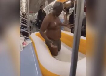 Shocking Video: This Person Started Bathing In The Bathing Tub Inside The Metro, Started Hitting The Passengers On Interrupting