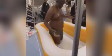 Shocking Video: This Person Started Bathing In The Bathing Tub Inside The Metro, Started Hitting The Passengers On Interrupting