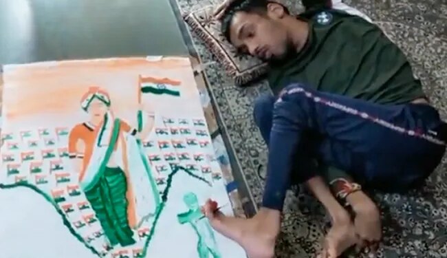 भारत माता की ये तस्वीर है खास, देखें दिव्यांग कलाकार की अनोखी कलाकारी