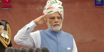 76th Independence Day: PM Modi Wears White Safa With Tricolour Stripes | PM Modis 9th Speech From Red Fort