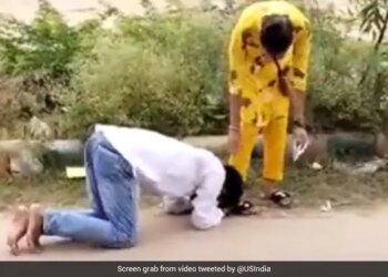Student Leaders Touch Girls Feet To Get Votes Ahead Of Union Elections In Rajasthan Watch Viral Video – पैरों पर गिरकर वोट मांगते नज़र आए छात्रनेता, लोग बोले