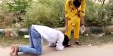 Student Leaders Touch Girls Feet To Get Votes Ahead Of Union Elections In Rajasthan Watch Viral Video – पैरों पर गिरकर वोट मांगते नज़र आए छात्रनेता, लोग बोले