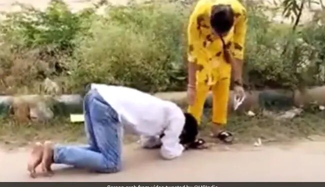 Student Leaders Touch Girls Feet To Get Votes Ahead Of Union Elections In Rajasthan Watch Viral Video – पैरों पर गिरकर वोट मांगते नज़र आए छात्रनेता, लोग बोले