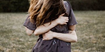 Woman Ribs Broken After Male Colleague Tightly Hug Her In China