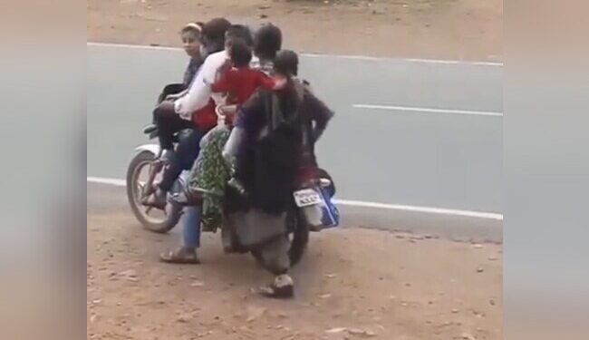 7 People Ride On A Bike, People Said – Where Was Such Talent Hidden, Get Them Paraded – एक बाइक पर 7 लोगों ने की सवारी, लोगों ने कहा