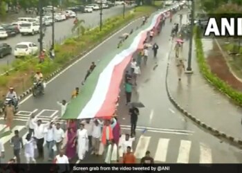 Independence Day 2022 Azadi Ka Amrit Mahotsav Rally Taken Out With 1 Kilometre Long National Flag In Bhubaneswar Odisha