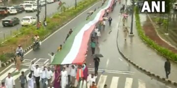 Independence Day 2022 Azadi Ka Amrit Mahotsav Rally Taken Out With 1 Kilometre Long National Flag In Bhubaneswar Odisha