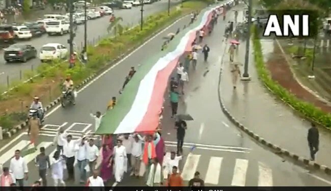 Independence Day 2022 Azadi Ka Amrit Mahotsav Rally Taken Out With 1 Kilometre Long National Flag In Bhubaneswar Odisha
