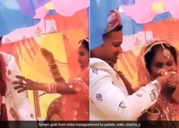 Groom Did Weird Act On Stage Angry Bride Started Beating Him Then Both Beat Each Other Video Viral