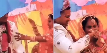 Groom Did Weird Act On Stage Angry Bride Started Beating Him Then Both Beat Each Other Video Viral