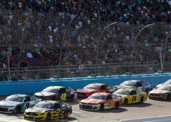 Viral Video Of Racing Cars Speed Make Woman Lose Balance Goggles Go Flying – Viral Video : इतनी तेज़ गुजरी गाड़ियां कि उड़ गया महिला का चश्मा…देखें और बताएं कितनी कार गईं?