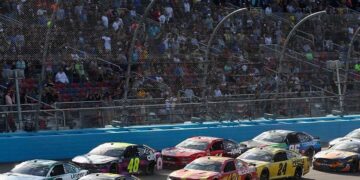 Viral Video Of Racing Cars Speed Make Woman Lose Balance Goggles Go Flying – Viral Video : इतनी तेज़ गुजरी गाड़ियां कि उड़ गया महिला का चश्मा…देखें और बताएं कितनी कार गईं?