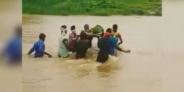 VIDEO: देखिए कैसे जान हथेली पर रखकर एक गर्भवती महिला को उफनती नदी पार कराया  गया
