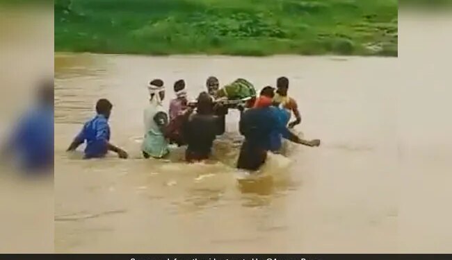 VIDEO: देखिए कैसे जान हथेली पर रखकर एक गर्भवती महिला को उफनती नदी पार कराया  गया
