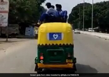 Autorickshaw Dangerously Ferry School Children In UP: School Kids Sitting Dangerously Top Of Auto Rickshaw In Bareilly