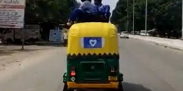 Autorickshaw Dangerously Ferry School Children In UP: School Kids Sitting Dangerously Top Of Auto Rickshaw In Bareilly