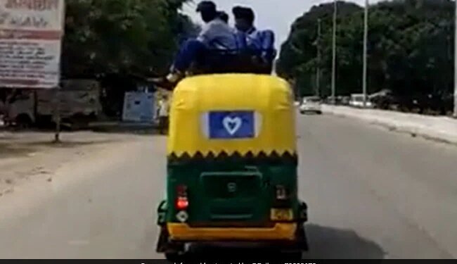 Autorickshaw Dangerously Ferry School Children In UP: School Kids Sitting Dangerously Top Of Auto Rickshaw In Bareilly