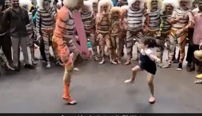 Girl Joins Folk Dancers In Karnataka’s Udipi, Watch VIDEO