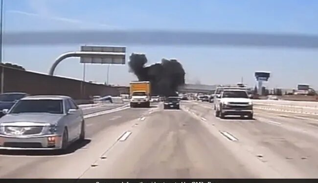 Plane Crash Landing Between The Vehicles On The Highway On California Road See Viral Video