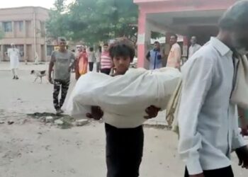 The Family Walked On Foot With The Body Of A 2-year-old Child After They Didn’t Get Van In The Hospital To Carry The Body.