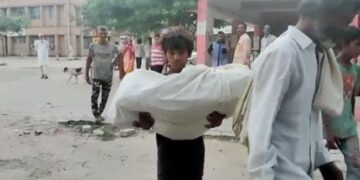 The Family Walked On Foot With The Body Of A 2-year-old Child After They Didn’t Get Van In The Hospital To Carry The Body.