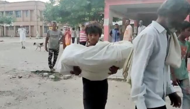 The Family Walked On Foot With The Body Of A 2-year-old Child After They Didn’t Get Van In The Hospital To Carry The Body.