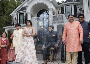 This Family Is The Biggest Fan Of Big B | Indian American Family Installs Life Size Amitabh Bachchan Statue At New Jersey Home – भारतीय-अमेरिकी फैन ने घर के बाहर बनवाया Amitabh Bachchan का स्टैच्यू, कहा