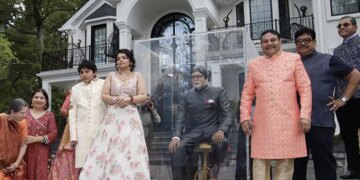 This Family Is The Biggest Fan Of Big B | Indian American Family Installs Life Size Amitabh Bachchan Statue At New Jersey Home – भारतीय-अमेरिकी फैन ने घर के बाहर बनवाया Amitabh Bachchan का स्टैच्यू, कहा