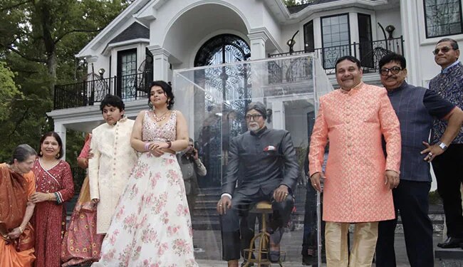 This Family Is The Biggest Fan Of Big B | Indian American Family Installs Life Size Amitabh Bachchan Statue At New Jersey Home – भारतीय-अमेरिकी फैन ने घर के बाहर बनवाया Amitabh Bachchan का स्टैच्यू, कहा