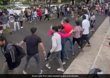 Garba At Marine Drive Anand Mahindra Shares Video Of People Performing Garba At Mumbai Marine Drive – मरीन ड्राइव पर गरबा करते दिखे लोग, आनंद महिंद्रा बोले