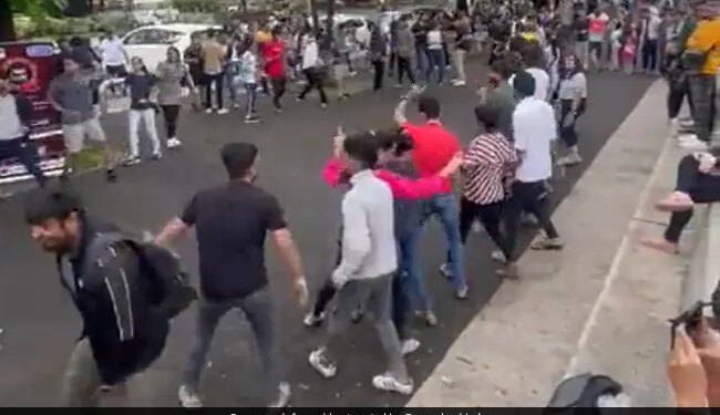 Garba At Marine Drive Anand Mahindra Shares Video Of People Performing Garba At Mumbai Marine Drive – मरीन ड्राइव पर गरबा करते दिखे लोग, आनंद महिंद्रा बोले