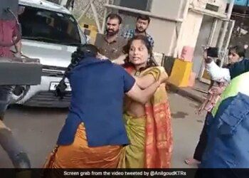 Women Fight On Toll Plaza Video Caught On Camera Two Women Thrash Each Other During Fight At Nashik Toll Plaza
