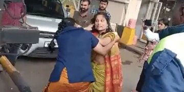 Women Fight On Toll Plaza Video Caught On Camera Two Women Thrash Each Other During Fight At Nashik Toll Plaza