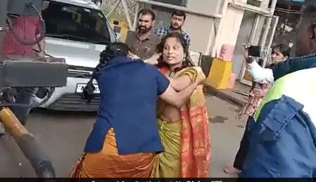 Women Fight On Toll Plaza Video Caught On Camera Two Women Thrash Each Other During Fight At Nashik Toll Plaza