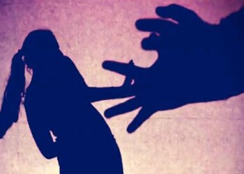 मंगेतर के सामने युवती से छेड़छाड़, वह कहती रही कि ''पापा से बात कर लो, सगाई हो चुकी है''