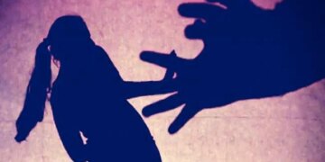 मंगेतर के सामने युवती से छेड़छाड़, वह कहती रही कि ''पापा से बात कर लो, सगाई हो चुकी है''