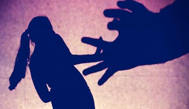 मंगेतर के सामने युवती से छेड़छाड़, वह कहती रही कि ''पापा से बात कर लो, सगाई हो चुकी है''