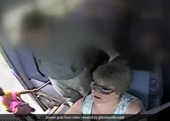 School Bus Viral Video: Video Of School Bus Driver Dragged The Little Girl To Around 1km Viral On Social Media