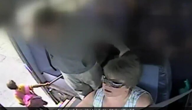 School Bus Viral Video: Video Of School Bus Driver Dragged The Little Girl To Around 1km Viral On Social Media