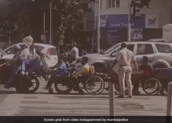 Heartwarming Video: Mumbai Cop Helps Wheelchair-bound People Cross Busy Road Internet Salutes Him | Mumbai Cop Helps Specially Abled People Cross Busy Road