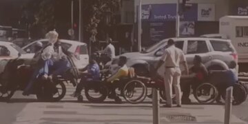 Heartwarming Video: Mumbai Cop Helps Wheelchair-bound People Cross Busy Road Internet Salutes Him | Mumbai Cop Helps Specially Abled People Cross Busy Road