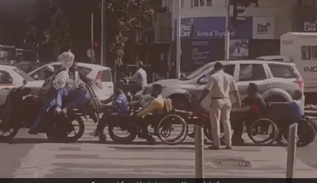 Heartwarming Video: Mumbai Cop Helps Wheelchair-bound People Cross Busy Road Internet Salutes Him | Mumbai Cop Helps Specially Abled People Cross Busy Road