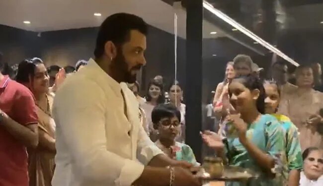 Ganesh Chaturthi 2022: Salman Khan Performed The Aarti Of Ganpati Bappa, People Said – Protect Bappa – Ganesh Chaturthi 2022: सलमान खान ने की गणपति बप्पा की आरती, लोगों ने कहा