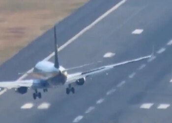 The Airplane Was Stuck In The High Winds, Was Staggering Before Landing In The Runway, Then A Miracle Happened!