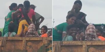 Women Were Dancing On The Tractor Suddenly They Looked At The Camera Then This Happened Watch Funny Viral Video – ट्रैक्टर पर डांस करते हुए जा रही थीं महिलाएं, अचानक कैमरे पर पड़ी नज़र, किया कुछ ऐसा, लोग बोले